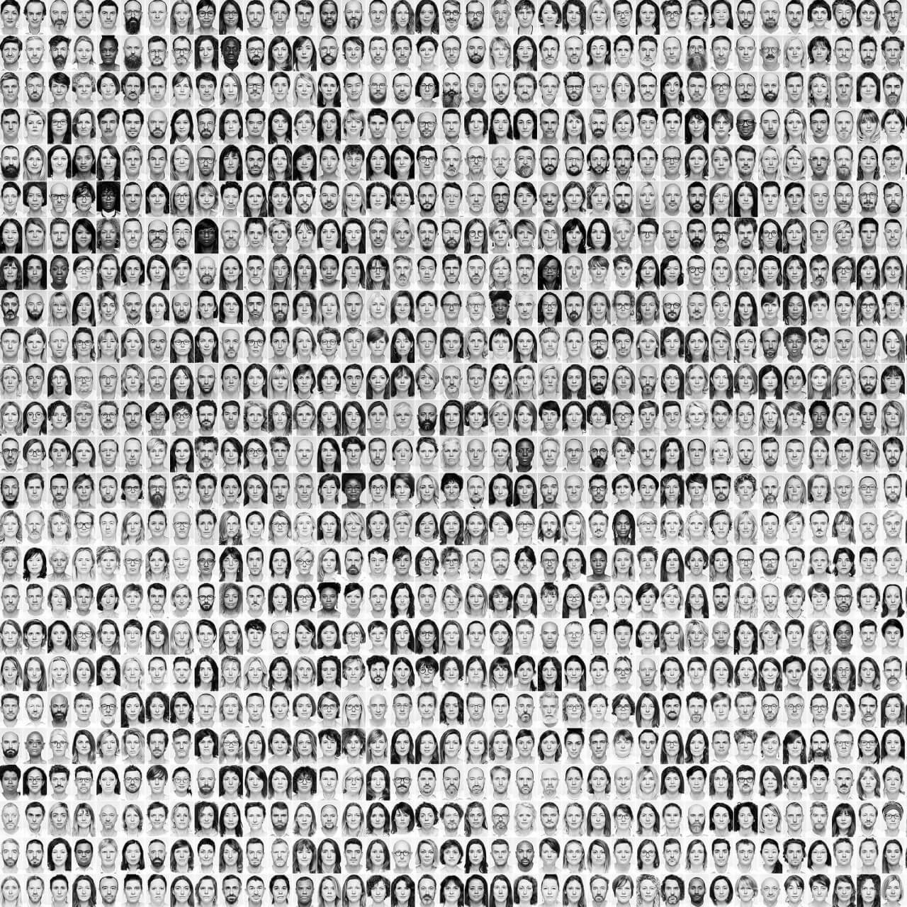 Mosaïque photographique de 1000 hommes barbus par Olivier Vinot, chaque visage offrant une perspective unique dans un ensemble harmonieux